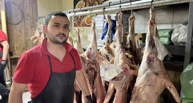 Dolandırıcılığın böylesi görülmedi: ''Senden et aldım, zehirlendim'' diyerek kasapları dolandırdılar Dolandırıcılığın böylesi görülmedi: ''Senden et aldım, zehirlendim'' diyerek kasapları dolandırdılar - 1. Resim