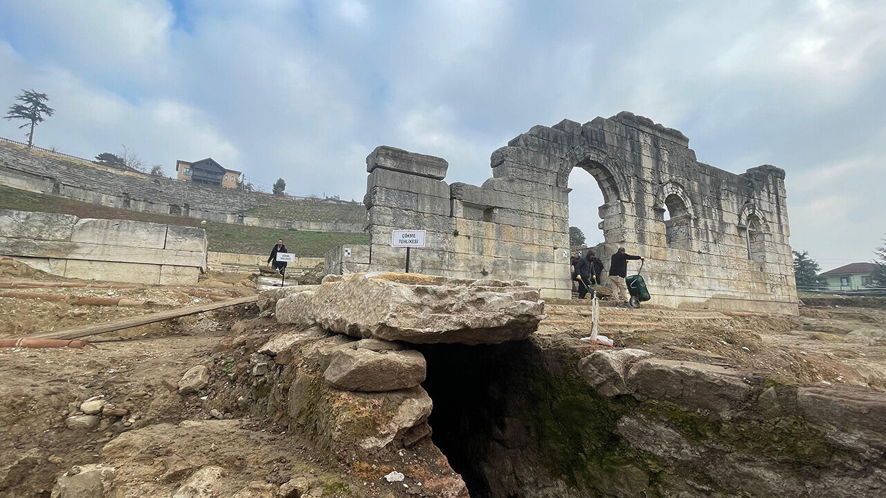 Düzce’deki Prusias ad Hypium Tiyatrosu'nda heyecanlandıran keşif: Kulis odaları ortaya çıkıyor Düzce’deki Prusias ad Hypium Tiyatrosu'nda heyecanlandıran keşif: Kulis odaları ortaya çıkıyor - 1. Resim