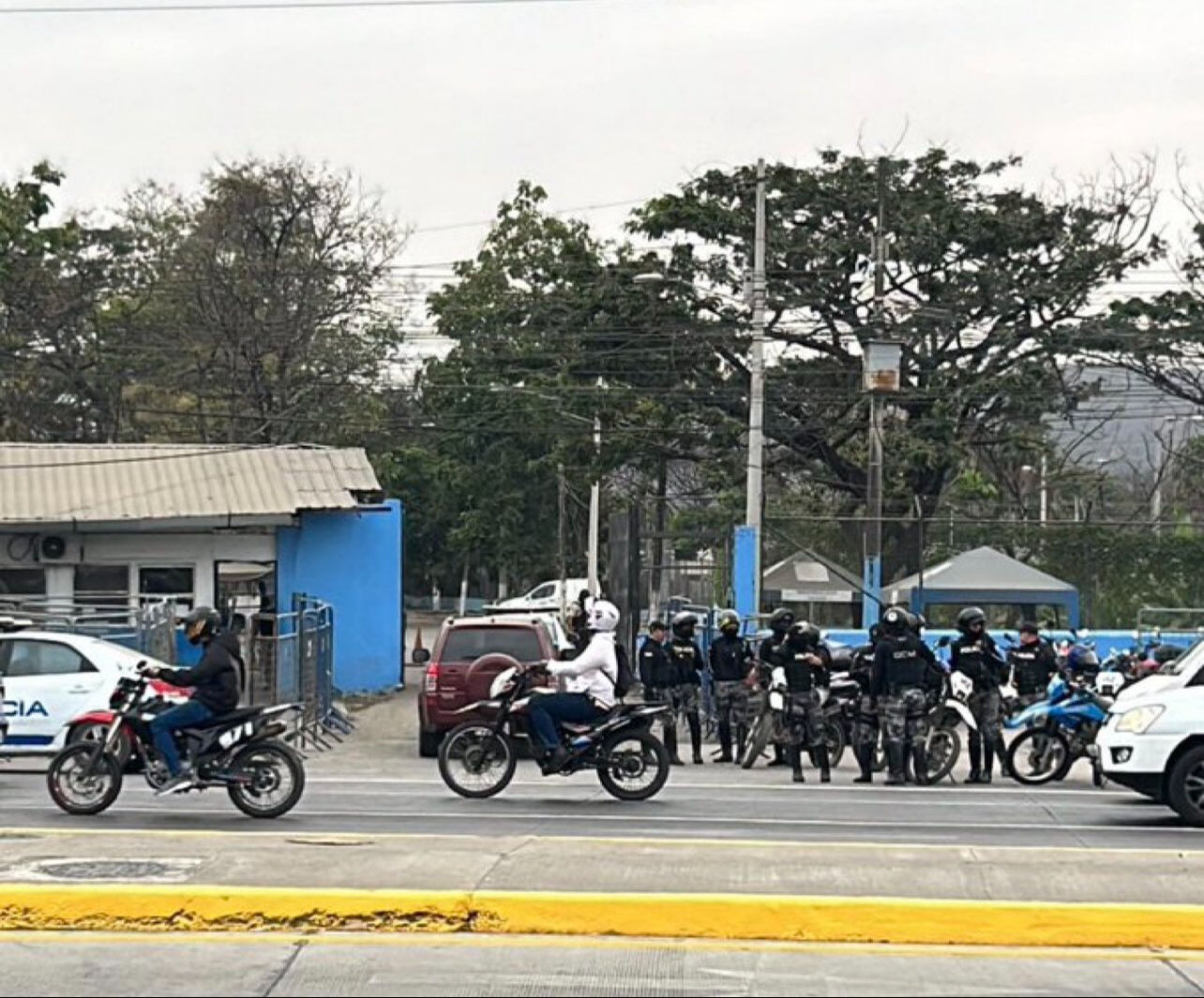 Ekvador'da çete üyeleri birbirine girdi! Cezaevinde çıkan kavgada en az 15 mahkum öldü Ekvador'da çete üyeleri birbirine girdi! Cezaevinde çıkan kavgada en az 15 mahkum öldü - 3. Resim