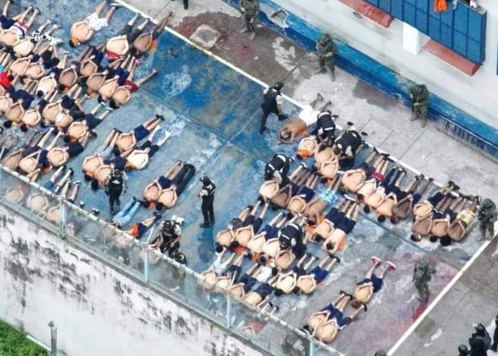 Ekvador'da çete üyeleri birbirine girdi! Cezaevinde çıkan kavgada en az 15 mahkum öldü Ekvador'da çete üyeleri birbirine girdi! Cezaevinde çıkan kavgada en az 15 mahkum öldü - 2. Resim