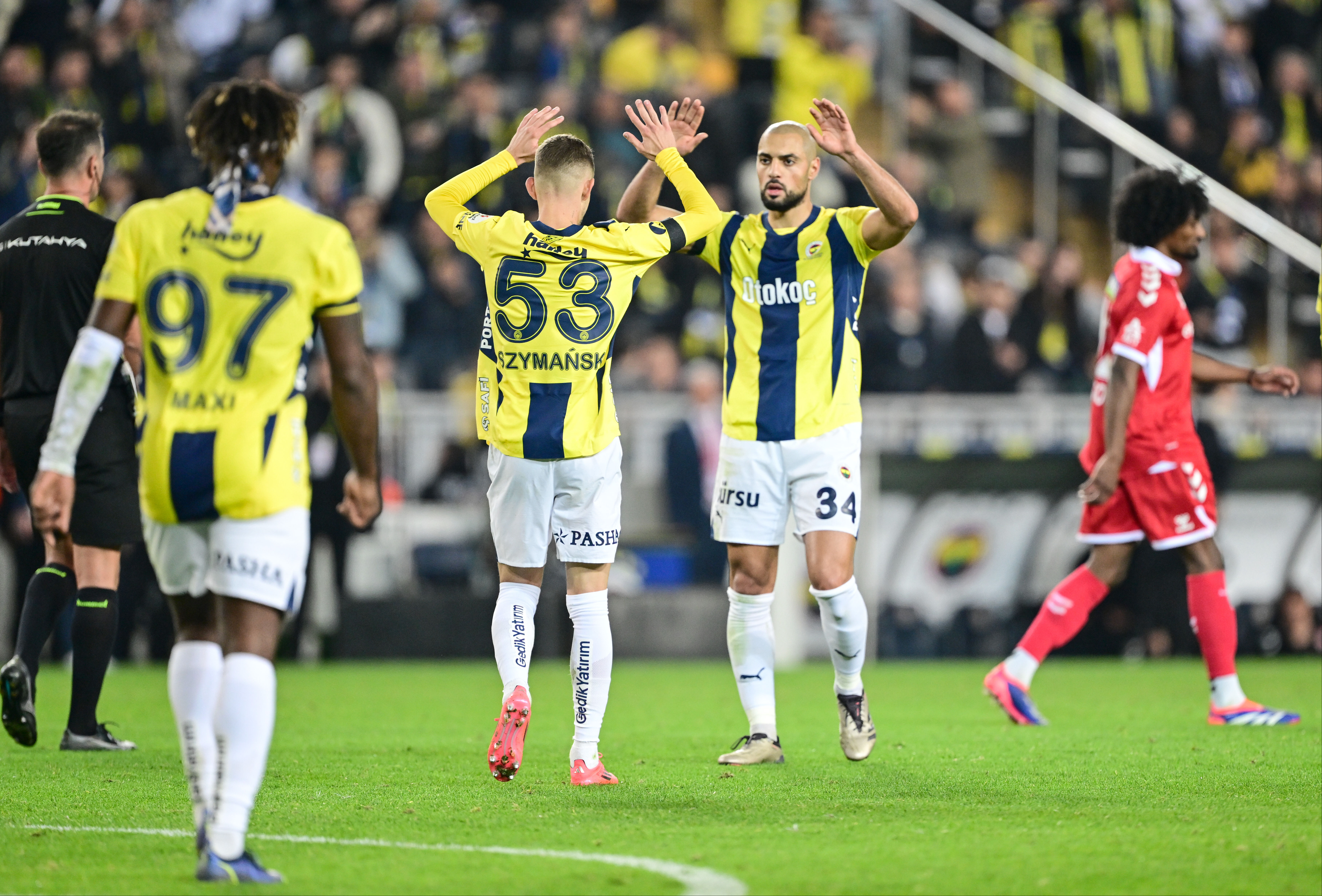 Fenerbahçe'nin yıldızı Amrabat Sivasspor'a attığı golle tarihe geçti! Beckham'ı solladı - 1. Resim