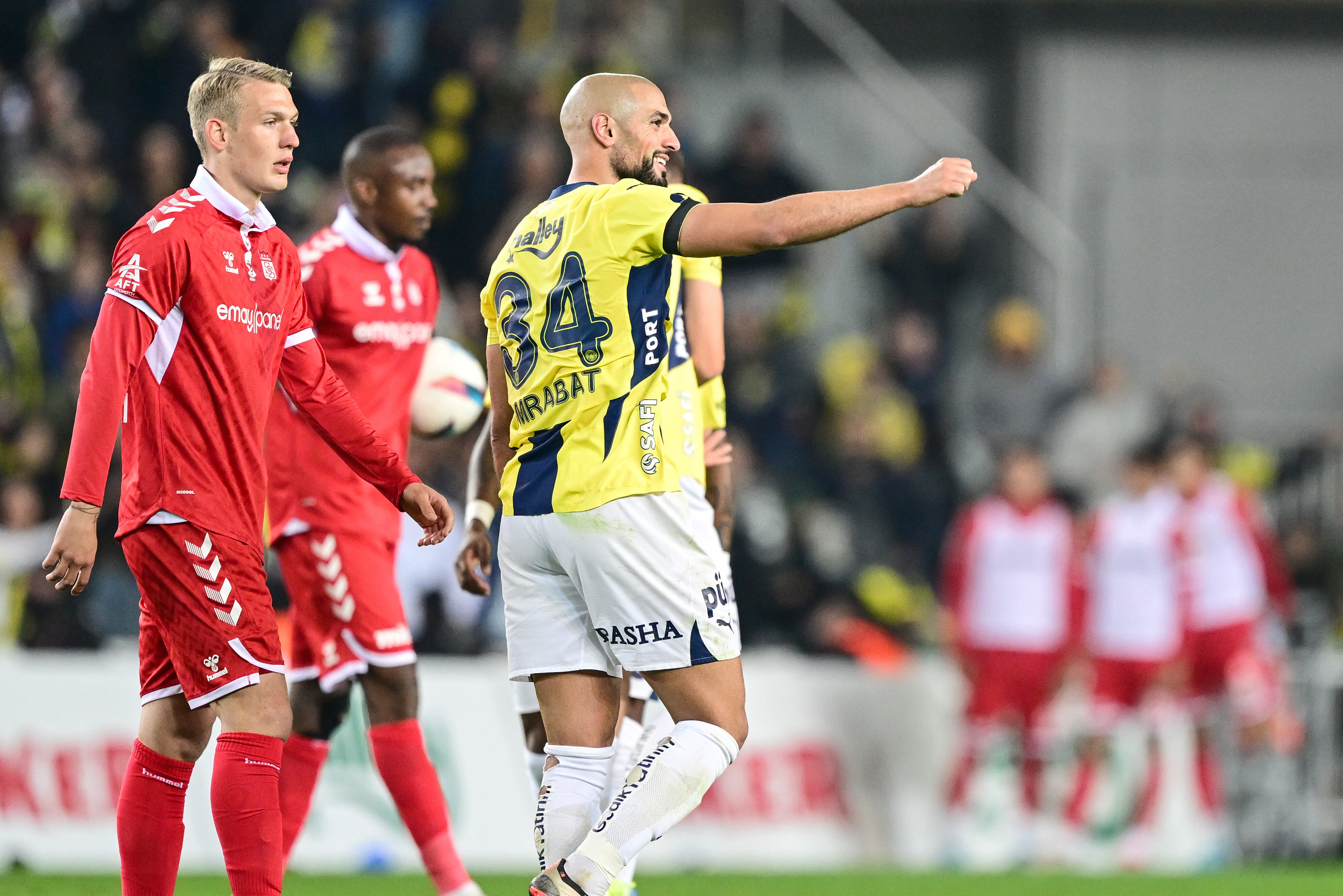 Fenerbahçe'nin yıldızı Amrabat Sivasspor'a attığı golle tarihe geçti! Beckham'ı solladı - 2. Resim