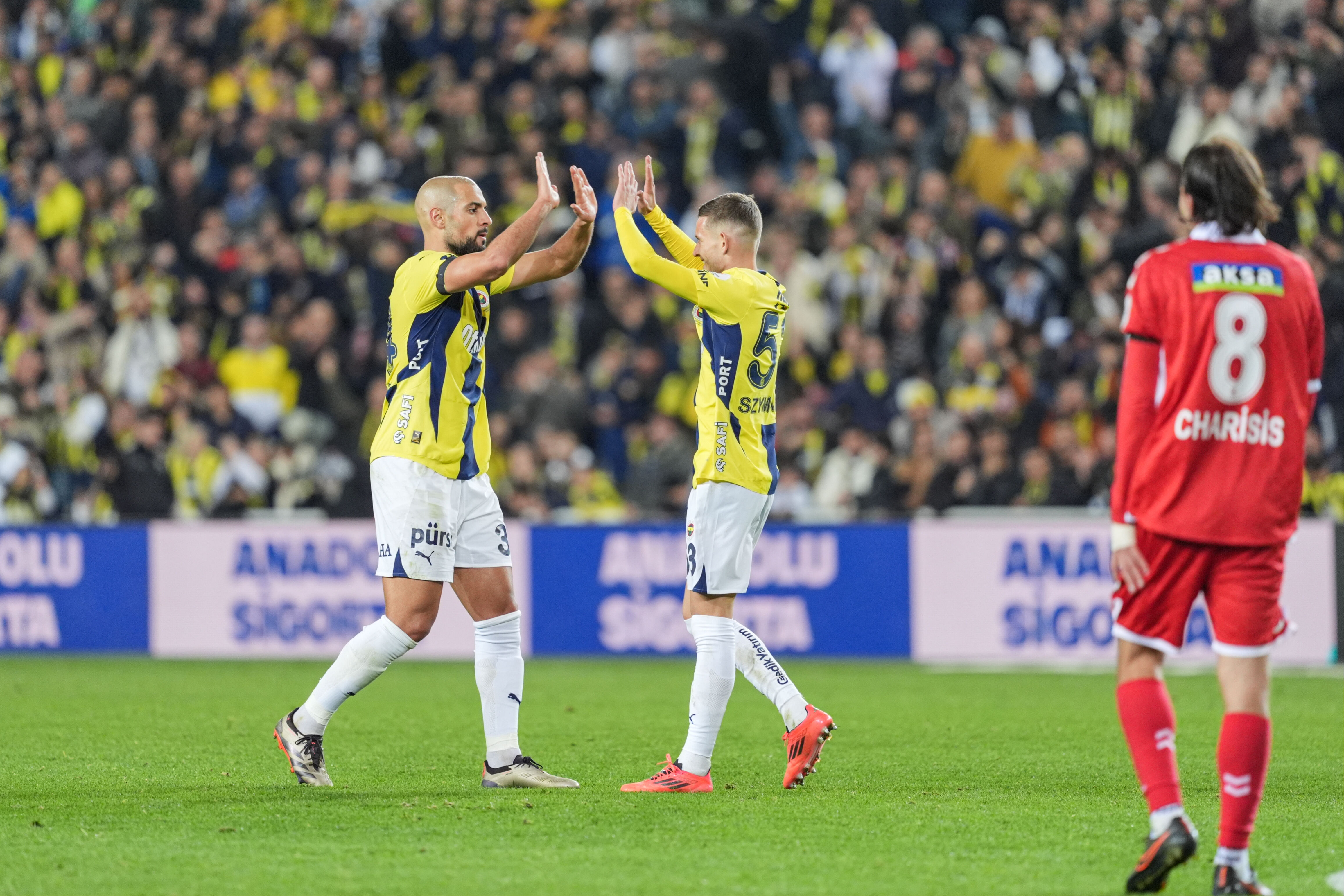 Fenerbahçe'nin yıldızı Amrabat Sivasspor'a attığı golle tarihe geçti! Beckham'ı solladı - 4. Resim