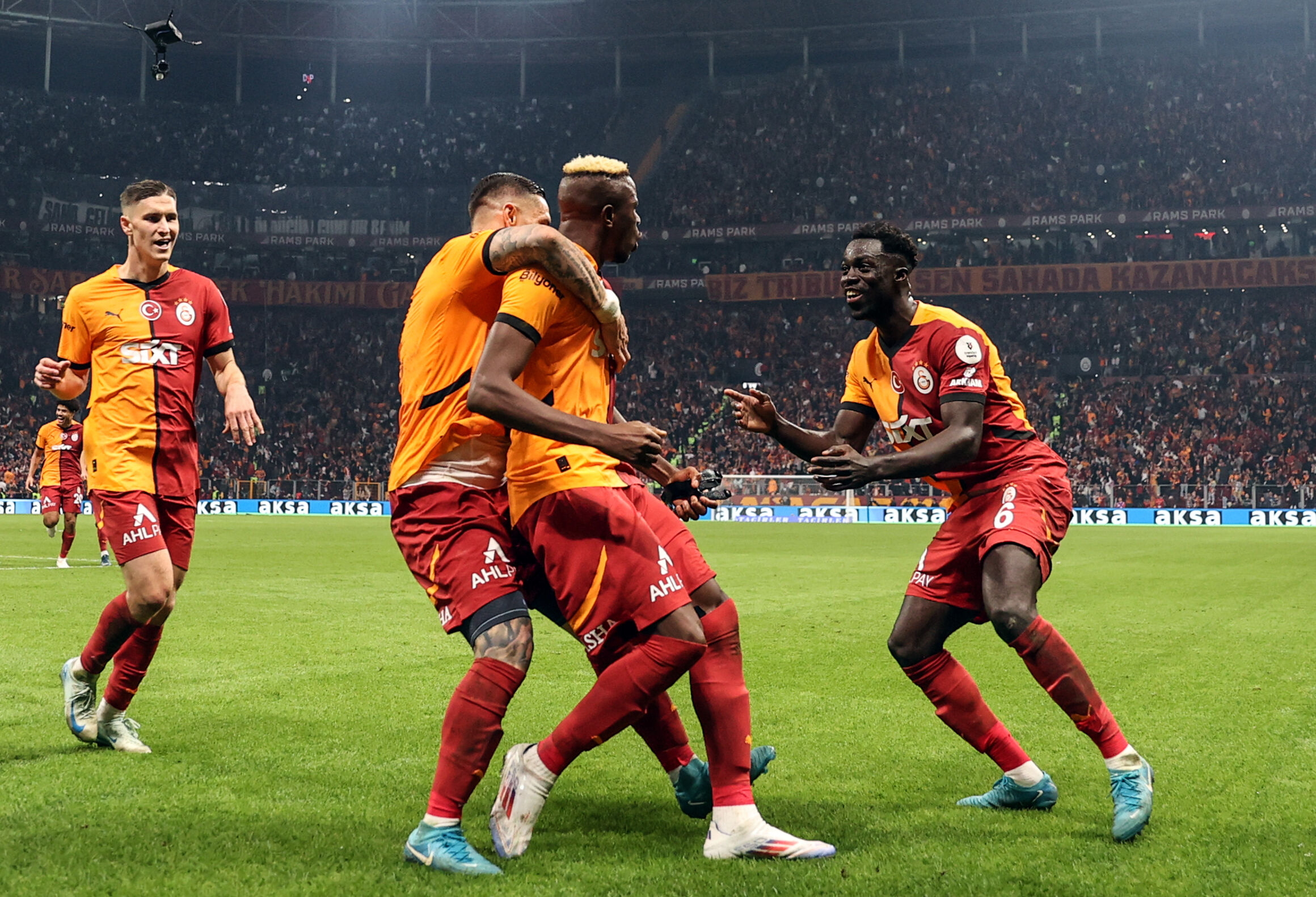 Galatasaray Osimhen için 3 futbolcu önerecek! F.Bahçe iddiaları sonrası çılgın takas planı Galatasaray Osimhen için 3 futbolcu önerecek! F.Bahçe iddiaları sonrası çılgın takas planı - 6. Resim