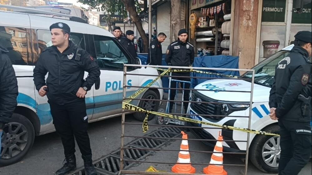 Gaziantep'te dehşet! Sokak ortasında önce karısını sonra kendini öldürdü Gaziantep'te dehşet! Sokak ortasında önce karısını sonra kendini öldürdü - 1. Resim