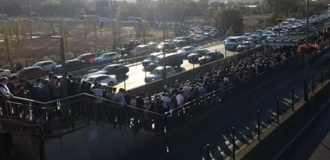 İstanbul'da metrobüs çilesi! Yarım saat bekleyip görevlilere isyan ettiler İstanbul'da metrobüs çilesi! Yarım saat bekleyip görevlilere isyan ettiler - 2. Resim
