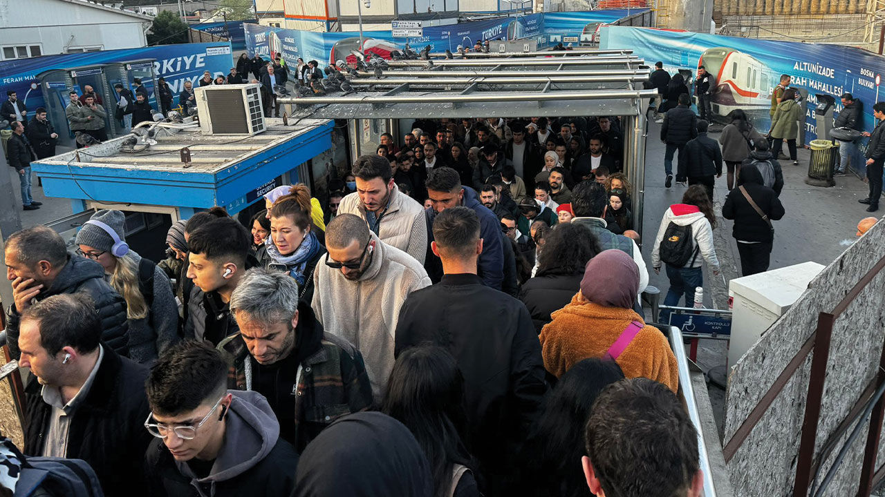 İstanbul'da metrobüs çilesi! Yarım saat bekleyip görevlilere isyan ettiler İstanbul'da metrobüs çilesi! Yarım saat bekleyip görevlilere isyan ettiler - 1. Resim