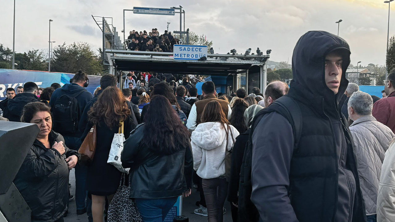 İstanbul'da metrobüs çilesi! Yarım saat bekleyip görevlilere isyan ettiler İstanbul'da metrobüs çilesi! Yarım saat bekleyip görevlilere isyan ettiler - 3. Resim