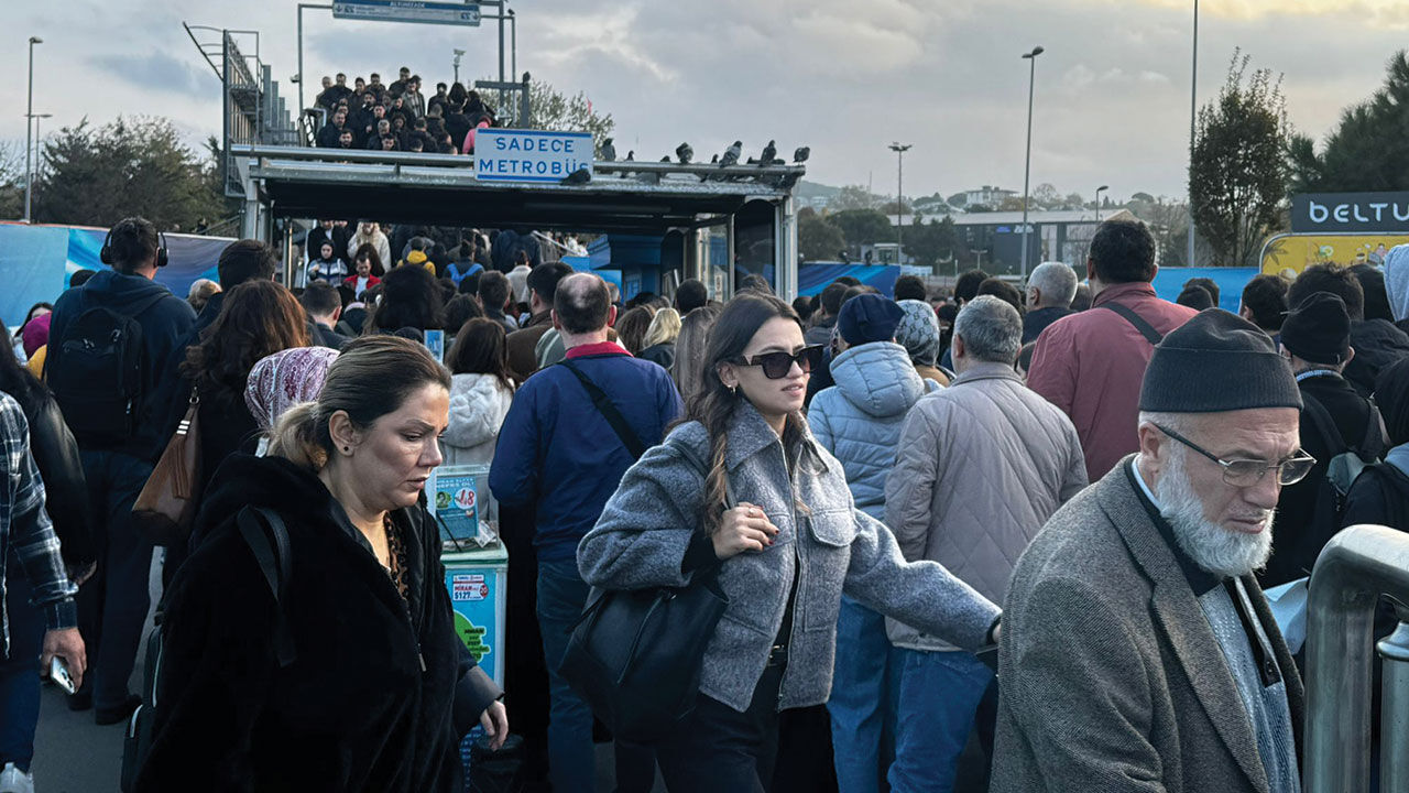 İstanbul'da metrobüs çilesi! Yarım saat bekleyip görevlilere isyan ettiler İstanbul'da metrobüs çilesi! Yarım saat bekleyip görevlilere isyan ettiler - 2. Resim