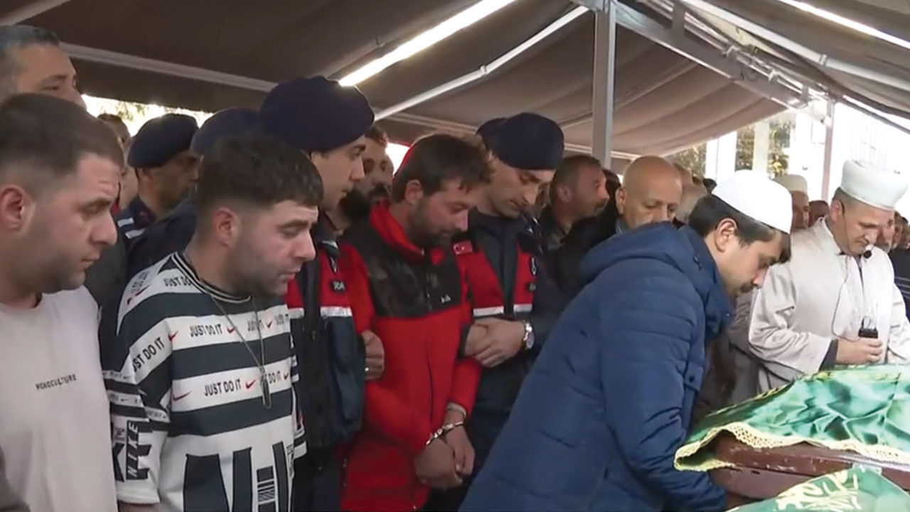 İzmir'deki soba faciasında ölen 5 kardeşe son veda!  Tutuklu baba cenazede, anne serbest bırakıldı İzmir'deki soba faciasında ölen 5 kardeşe son veda:  Tutuklu baba cenaze töreninde - 4. Resim