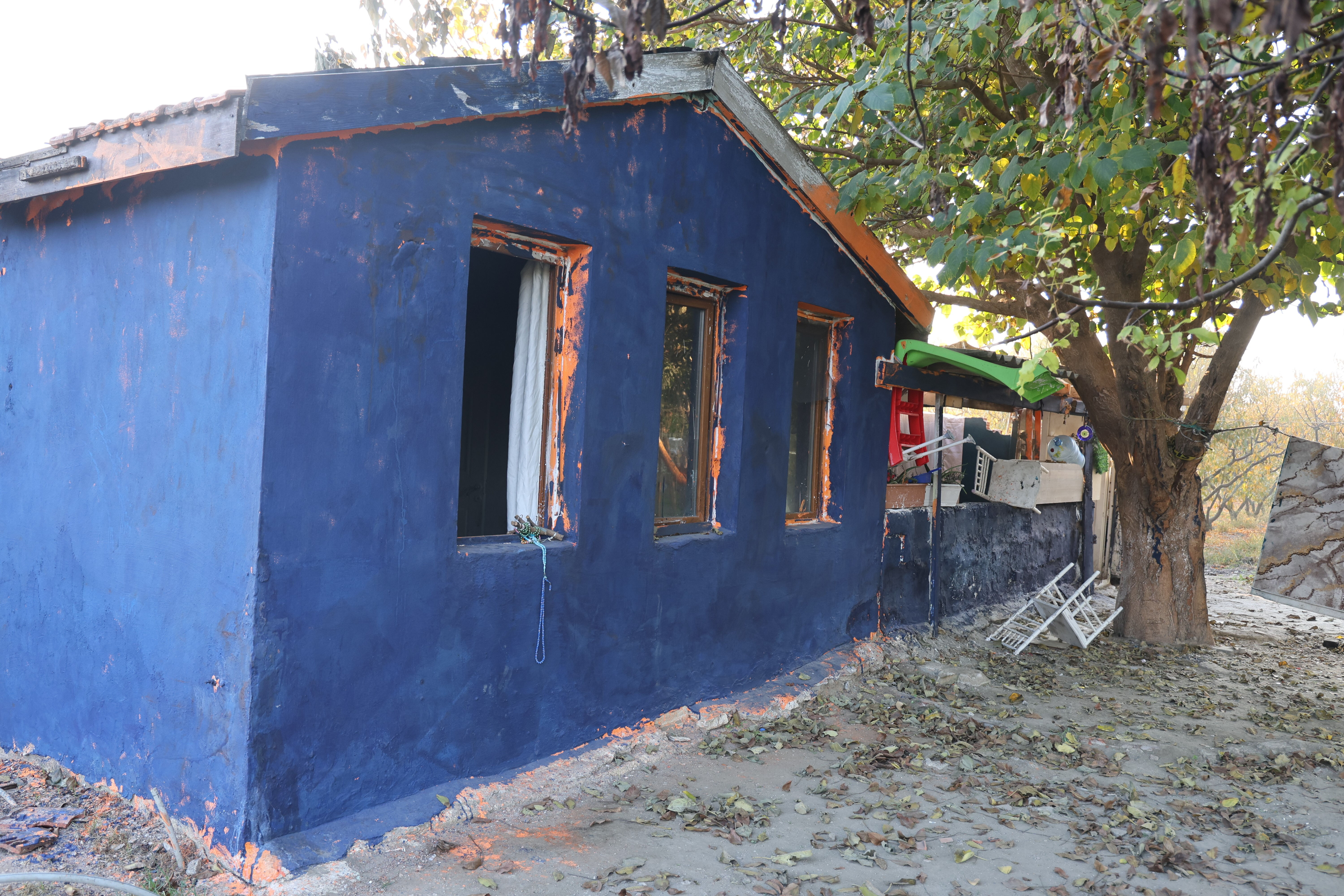 İzmir'deki soba faciasında ölen 5 kardeşe son veda!  Tutuklu baba cenazede, anne serbest bırakıldı İzmir'deki soba faciasında ölen 5 kardeşe son veda:  Tutuklu baba cenaze töreninde - 1. Resim