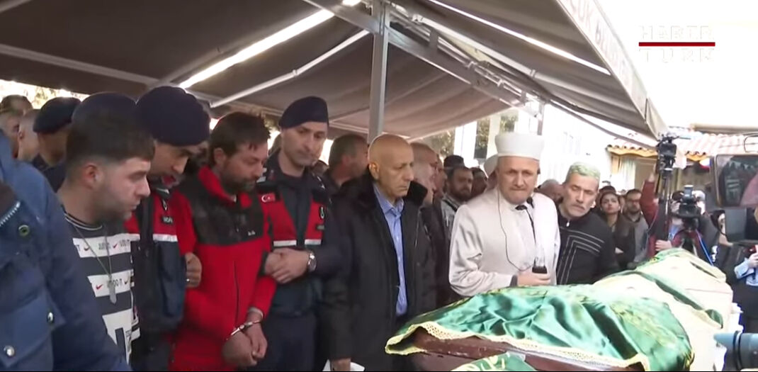 İzmir'deki soba faciasında ölen 5 kardeşe son veda!  Tutuklu baba cenazede, anne serbest bırakıldı İzmir'deki soba faciasında ölen 5 kardeşe son veda:  Tutuklu baba cenaze töreninde - 2. Resim