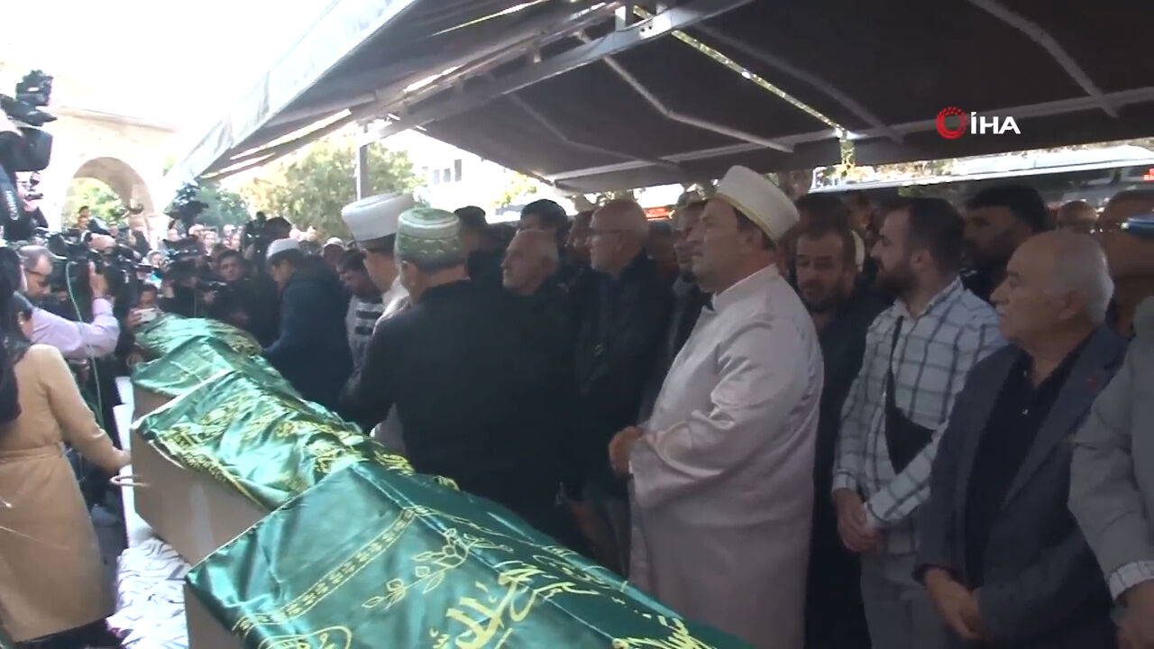 İzmir'deki soba faciasında ölen 5 kardeşe son veda!  Tutuklu baba cenazede, anne serbest bırakıldı İzmir'deki soba faciasında ölen 5 kardeşe son veda:  Tutuklu baba cenaze töreninde - 3. Resim