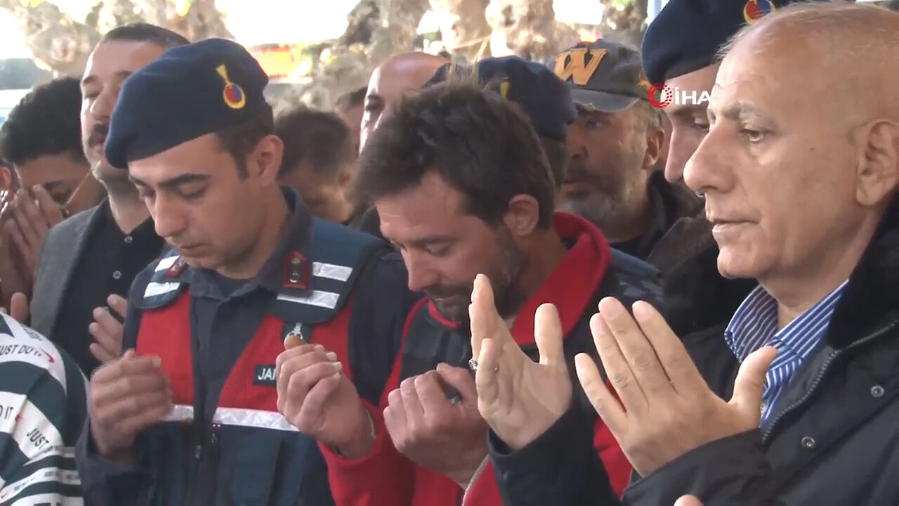 İzmir'deki soba faciasında ölen 5 kardeşe son veda!  Tutuklu baba cenazede, anne serbest bırakıldı İzmir'deki soba faciasında ölen 5 kardeşe son veda:  Tutuklu baba cenaze töreninde - 6. Resim