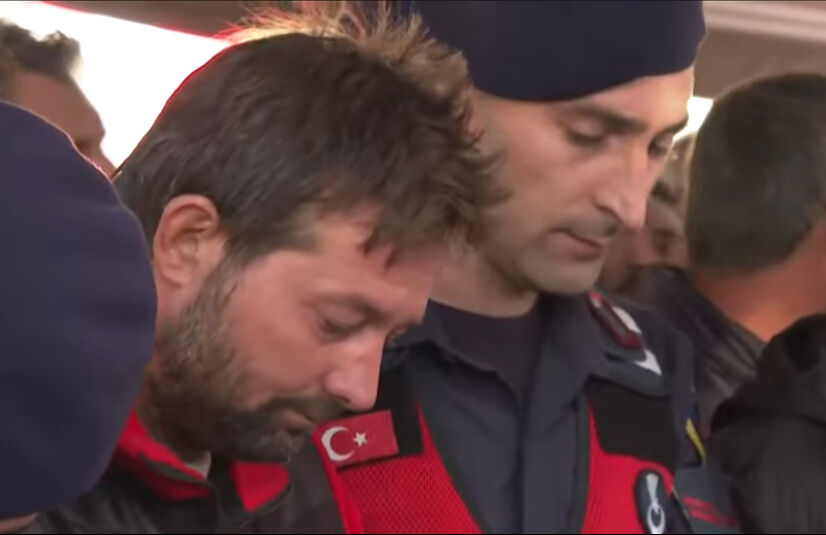 İzmir'deki soba faciasında ölen 5 kardeşe son veda!  Tutuklu baba cenazede, anne serbest bırakıldı İzmir'deki soba faciasında ölen 5 kardeşe son veda:  Tutuklu baba cenaze töreninde - 5. Resim