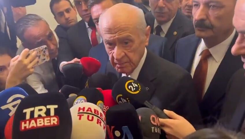 MHP Genel Başkanı Devlet Bahçeli bir gazetecinin sorusuna sinirlendi: Mesleğini bırak MHP Genel Başkanı Devlet Bahçeli bir gazetecinin sorusuna sinirlendi: Mesleğini bırak - 2. Resim