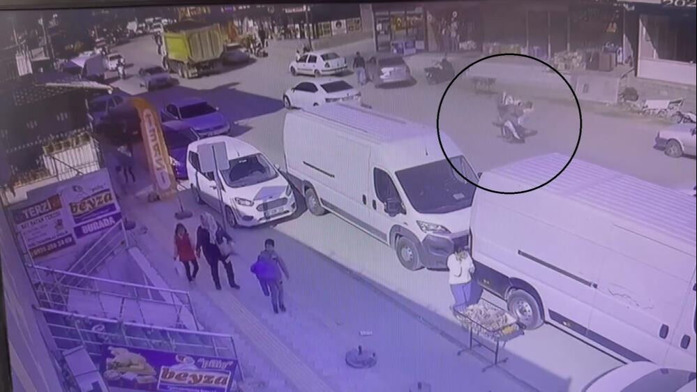 Motosiklet ile ön kaldırıp şov yapmak isterken araca çarptı! Olay yerinde jet hızıyla kaçtı - 1. Resim