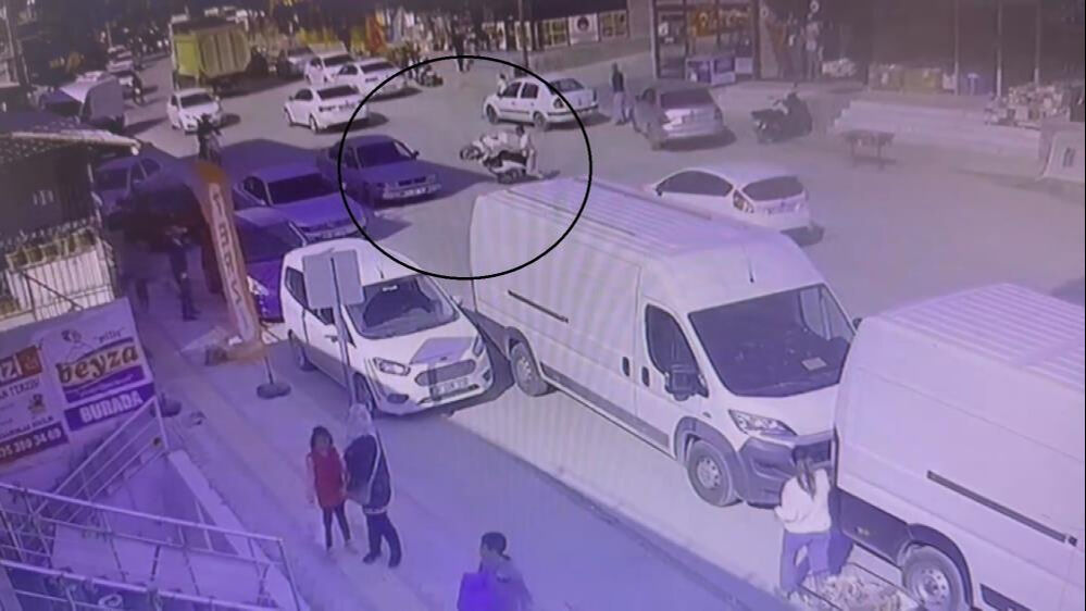 Motosiklet ile ön kaldırıp şov yapmak isterken araca çarptı! Olay yerinde jet hızıyla kaçtı - 2. Resim