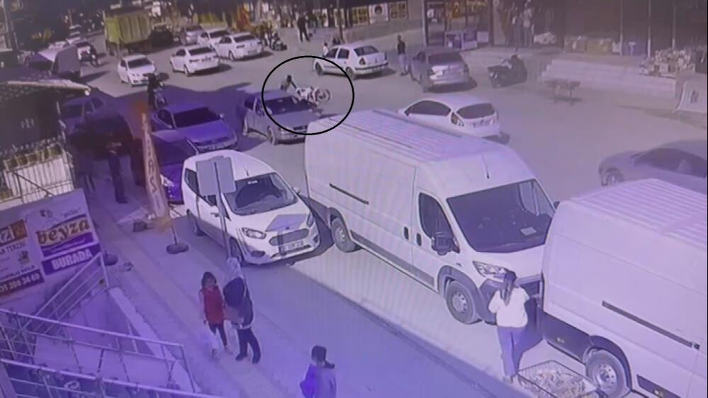 Motosiklet ile ön kaldırıp şov yapmak isterken araca çarptı! Olay yerinde jet hızıyla kaçtı - 4. Resim