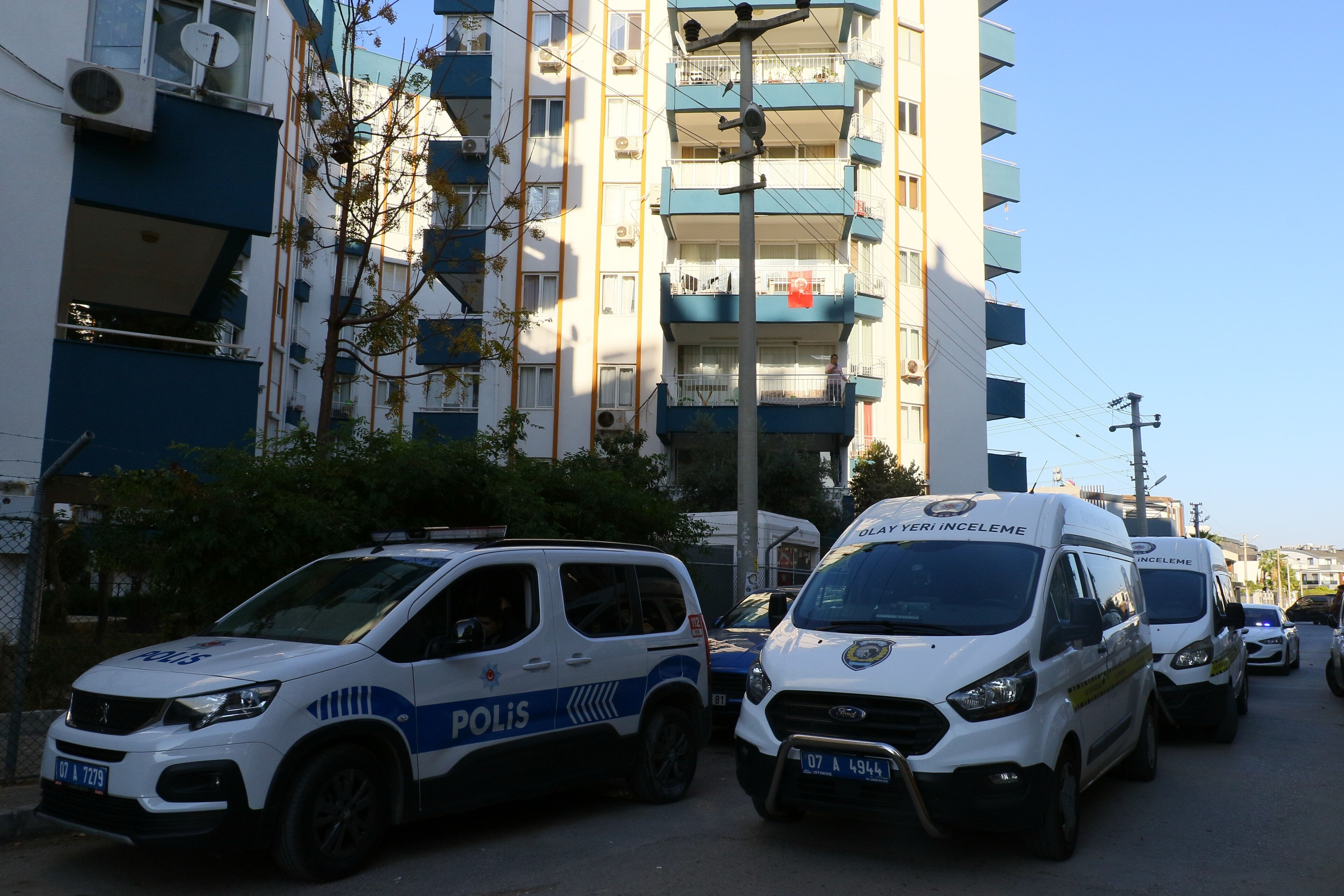 Antalya'daki feci olayda 3 kardeş intihar mı etti? 9 sayfalık not ortaya çıktı! Koli bandı ile kapı ve pençeleri kapatıp, tepside kömür yakmışlar - 3. Resim