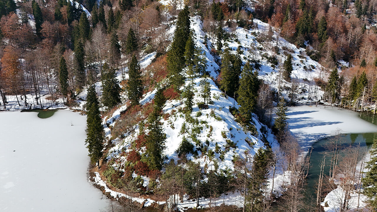 Buz tutan Borçka Karagöl'de iki mevsim bir arada! Artvinliler eşsiz manzaraya akın etti | Arşivlik kareler - 4. Resim