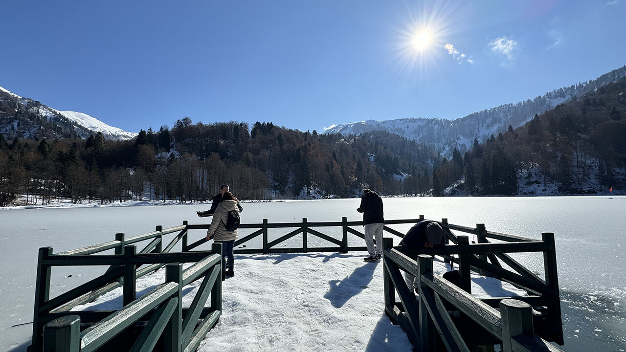 Buz tutan Borçka Karagöl'de iki mevsim bir arada! Artvinliler eşsiz manzaraya akın etti | Arşivlik kareler - 9. Resim