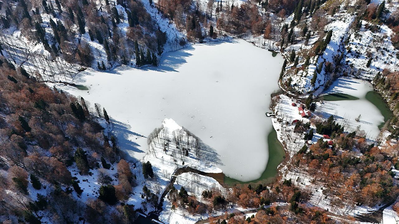 Buz tutan Borçka Karagöl'de iki mevsim bir arada! Artvinliler eşsiz manzaraya akın etti | Arşivlik kareler - 10. Resim