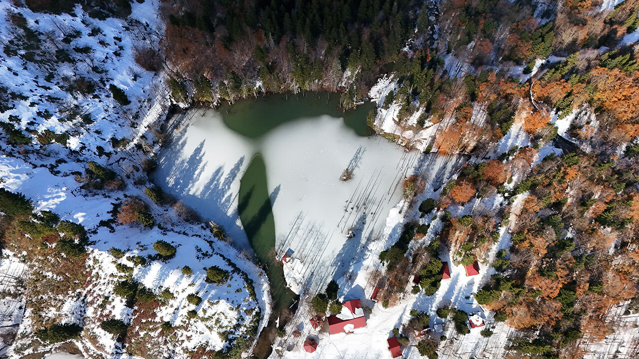Buz tutan Borçka Karagöl'de iki mevsim bir arada! Artvinliler eşsiz manzaraya akın etti | Arşivlik kareler - 6. Resim