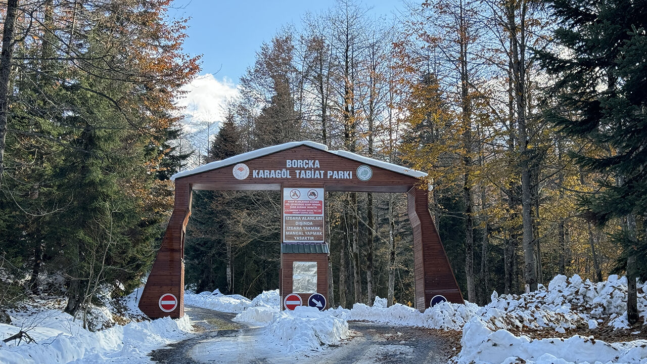 Buz tutan Borçka Karagöl'de iki mevsim bir arada! Artvinliler eşsiz manzaraya akın etti | Arşivlik kareler - 12. Resim