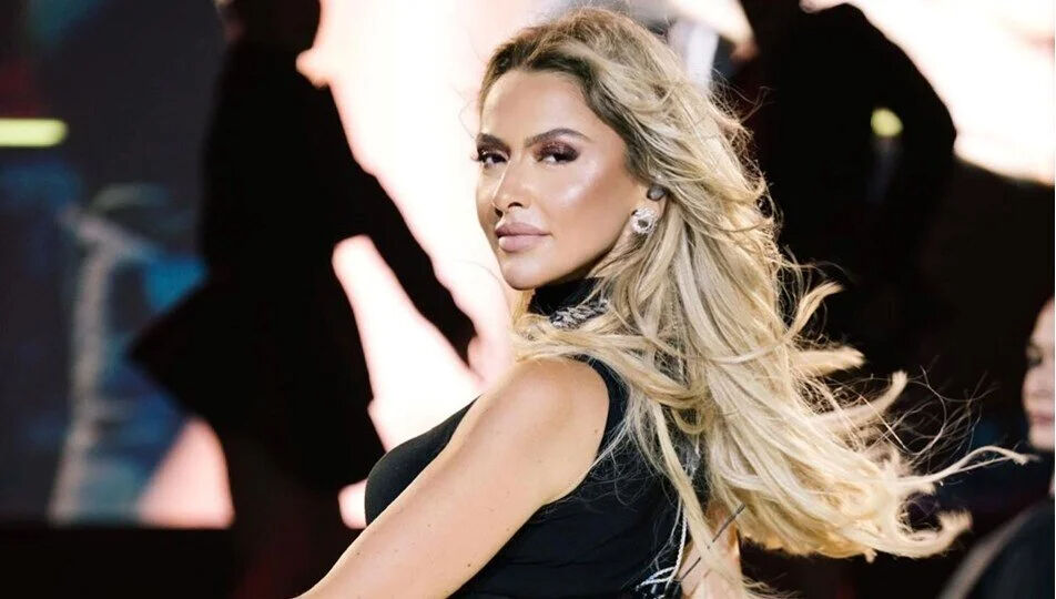 Hadise'nin taktığı saatin fiyatı 'Yok artık' dedirtti! Saatte 34 adet pırlanta olduğu ortaya çıktı Hadise'nin taktığı saatin fiyatı 'Yok artık' dedirtti! Saatte 34 adet pırlanta olduğu ortaya çıktı - 2. Resim
