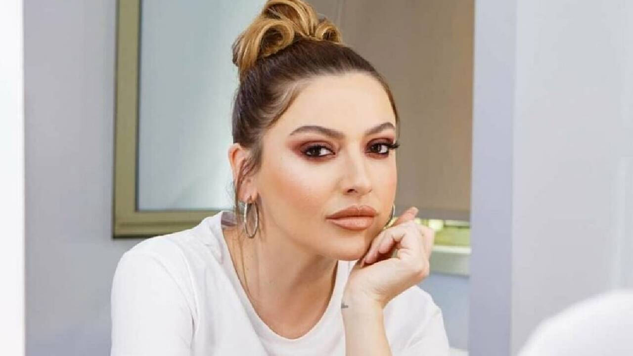 Hadise'nin taktığı saatin fiyatı 'Yok artık' dedirtti! Saatte 34 adet pırlanta olduğu ortaya çıktı Hadise'nin taktığı saatin fiyatı 'Yok artık' dedirtti! Saatte 34 adet pırlanta olduğu ortaya çıktı - 1. Resim