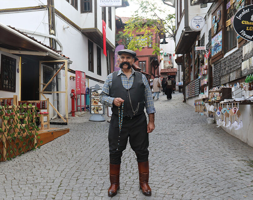 Herkes ona bakıyor! Almanya'dan Eskişehir'e dönen gurbetçi dikkatleri üzerine topladı: Dedelerimiz böyle gezerdi - 1. Resim