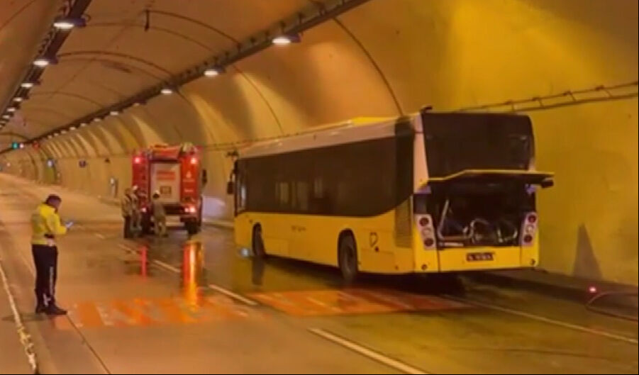 İstanbul'da sıcak saatler! İETT otobüsü yandı, trafik felç İstanbul'da sıcak saatler! İETT otobüsü yandı, trafik felç - 2. Resim