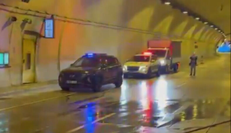 İstanbul'da sıcak saatler! İETT otobüsü yandı, trafik felç İstanbul'da sıcak saatler! İETT otobüsü yandı, trafik felç - 1. Resim