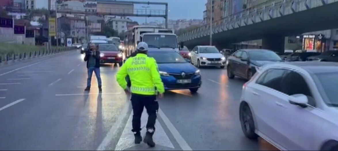 İstanbul'da sıcak saatler! İETT otobüsü yandı, trafik felç İstanbul'da sıcak saatler! İETT otobüsü yandı, trafik felç - 3. Resim