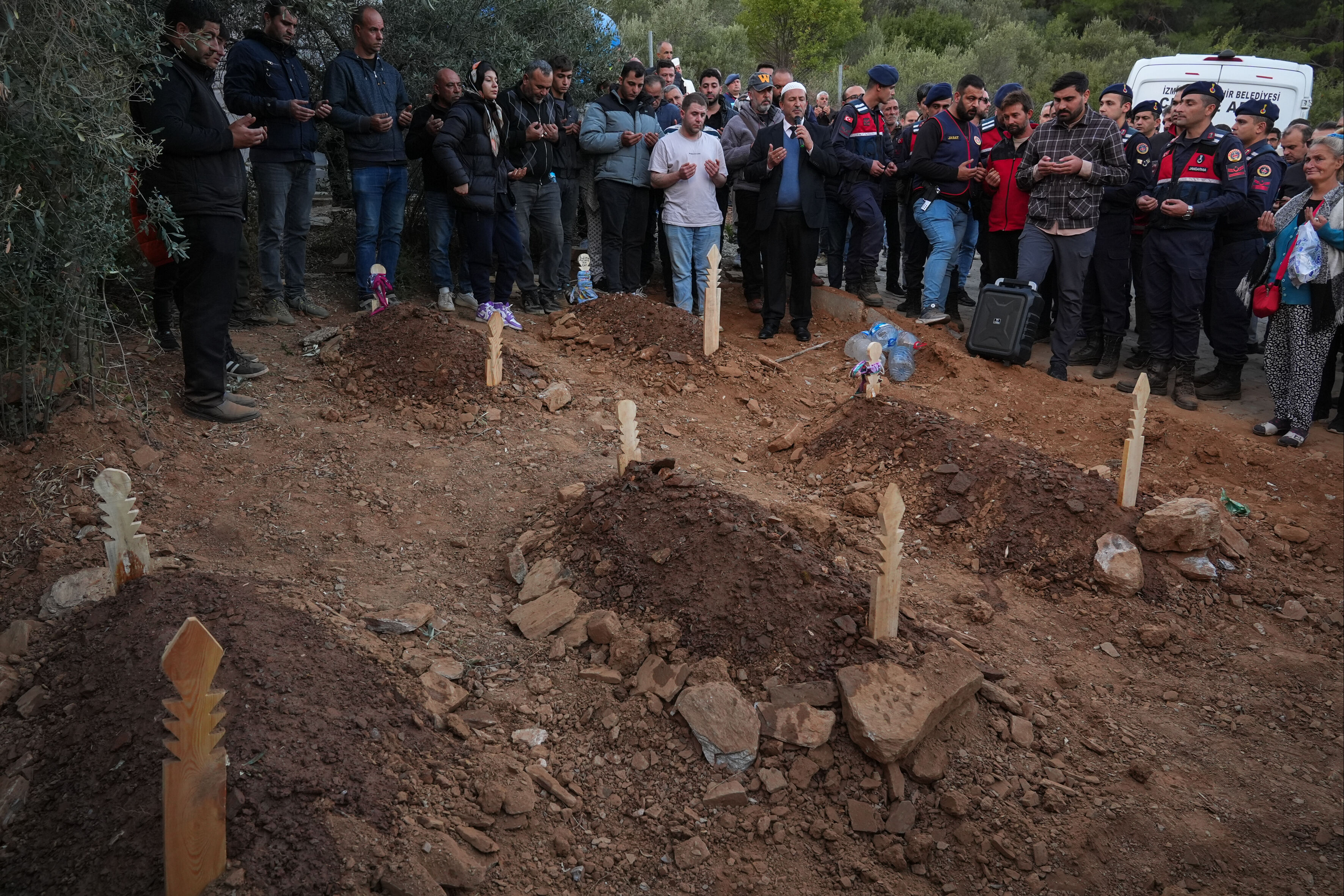 İzmir Selçuk'taki yangında 5 kardeş can vermişti: Kahreden detaylar... İzmir Selçuk'taki yangında 5 kardeş can vermişti: Kahreden detaylar... - 3. Resim