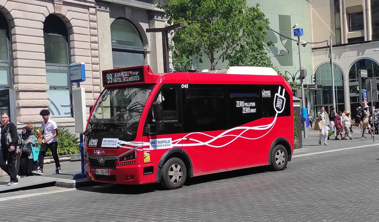 Karsan e-JEST İngiltere yolunda! Sağdan direksiyonlu yerli elektrikli minibüs dikkat çekiyor Karsan e-JEST İngiltere yolunda! Sağdan direksiyonlu yerli elektrikli minibüs dikkat çekiyor - 1. Resim