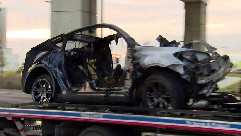 Kaza yapan Tesla'nın kapıları kilitlendi, 4 kişi yanarak can verdi Kaza yapan Tesla'nın kapıları kilitlendi, 4 kişi yanarak can verdi - 1. Resim