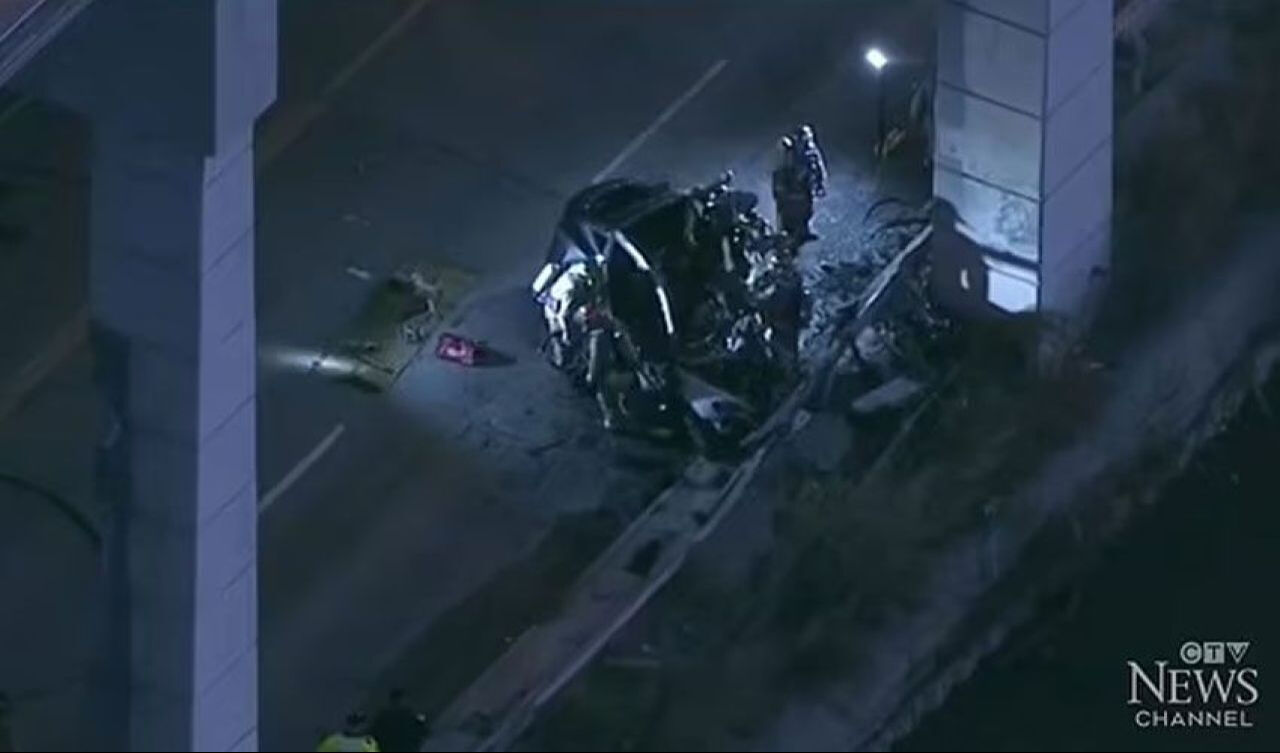 Kaza yapan Tesla'nın kapıları kilitlendi, 4 kişi yanarak can verdi Kaza yapan Tesla'nın kapıları kilitlendi, 4 kişi yanarak can verdi - 3. Resim