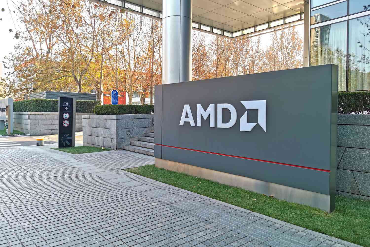 AMD, küçülmeye gidiyor! Çalışanlarının yüzde 4'ünü işten çıkartıyor AMD, küçülmeye gidiyor! Çalışanlarının yüzde 4'ünü işten çıkartıyor - 1. Resim