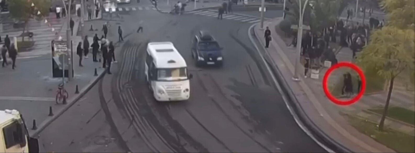 Batman'da terör yandaşları sokakları karıştırdı! Anne oğlunu kolundan tutup eve götürdü - 1. Resim