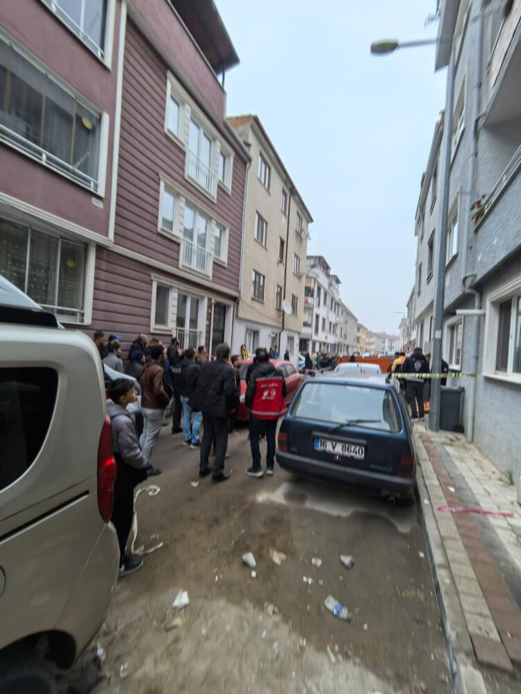 Boşanmak isteyen karısını kemerle öldürdü! Çatıya çıkıp polislere dil döktürdü - 2. Resim
