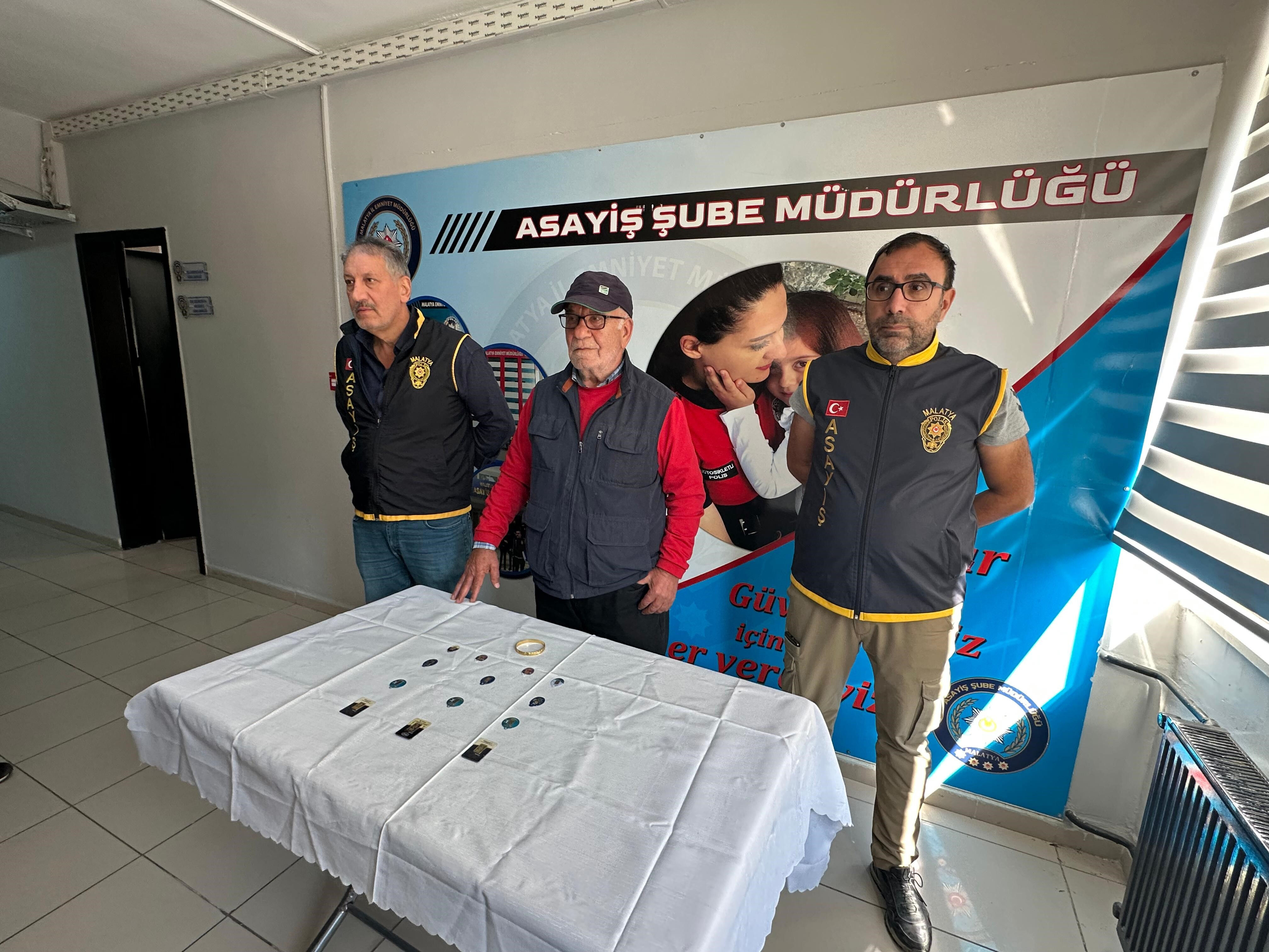 Dolandırıcıların oyununa geldi, 10 saat yol gitti! Gerçeği 'telefonun şarjı' sayesinde öğrendi Dolandırıcıların oyununa geldi, 10 saat yol gitti! Gerçeği 'telefonun şarjı' sayesinde öğrendi - 2. Resim