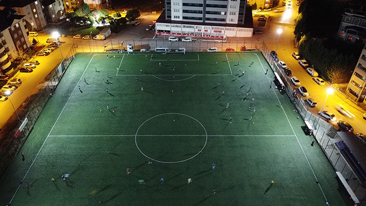 Esenyurt'ta halı saha turnuvasında tekme ve yumruklar havada uçuştu Esenyur'ta halı saha turnuvasında tekme ve yumruklar havada uçuştu - 1. Resim