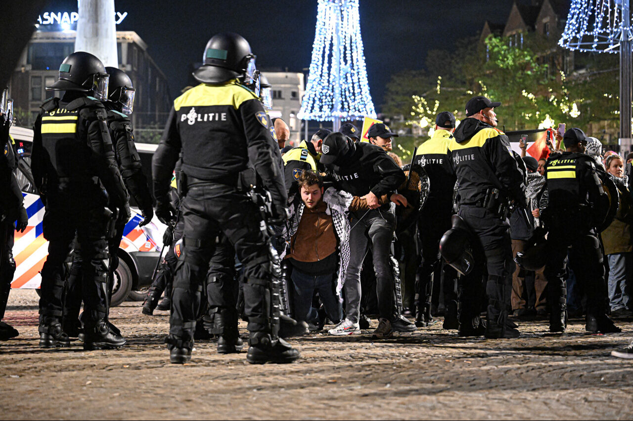 Filistin destekçileri yeniden Amsterdam sokaklarında! Çok sayıda gözaltı var Filistin destekçileri yeniden Amsterdam sokaklarında! Çok sayıda gözaltı var - 1. Resim