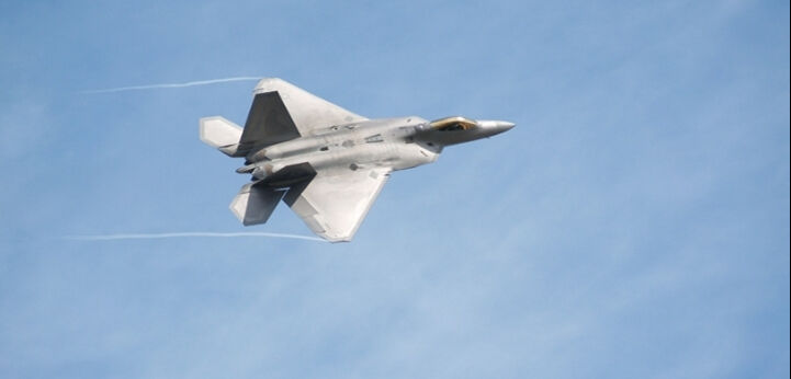 İsrail, Dahiye'de yolcu uçağı kalkış yaparken havalimanı yakınını bombaladı - 1. Resim