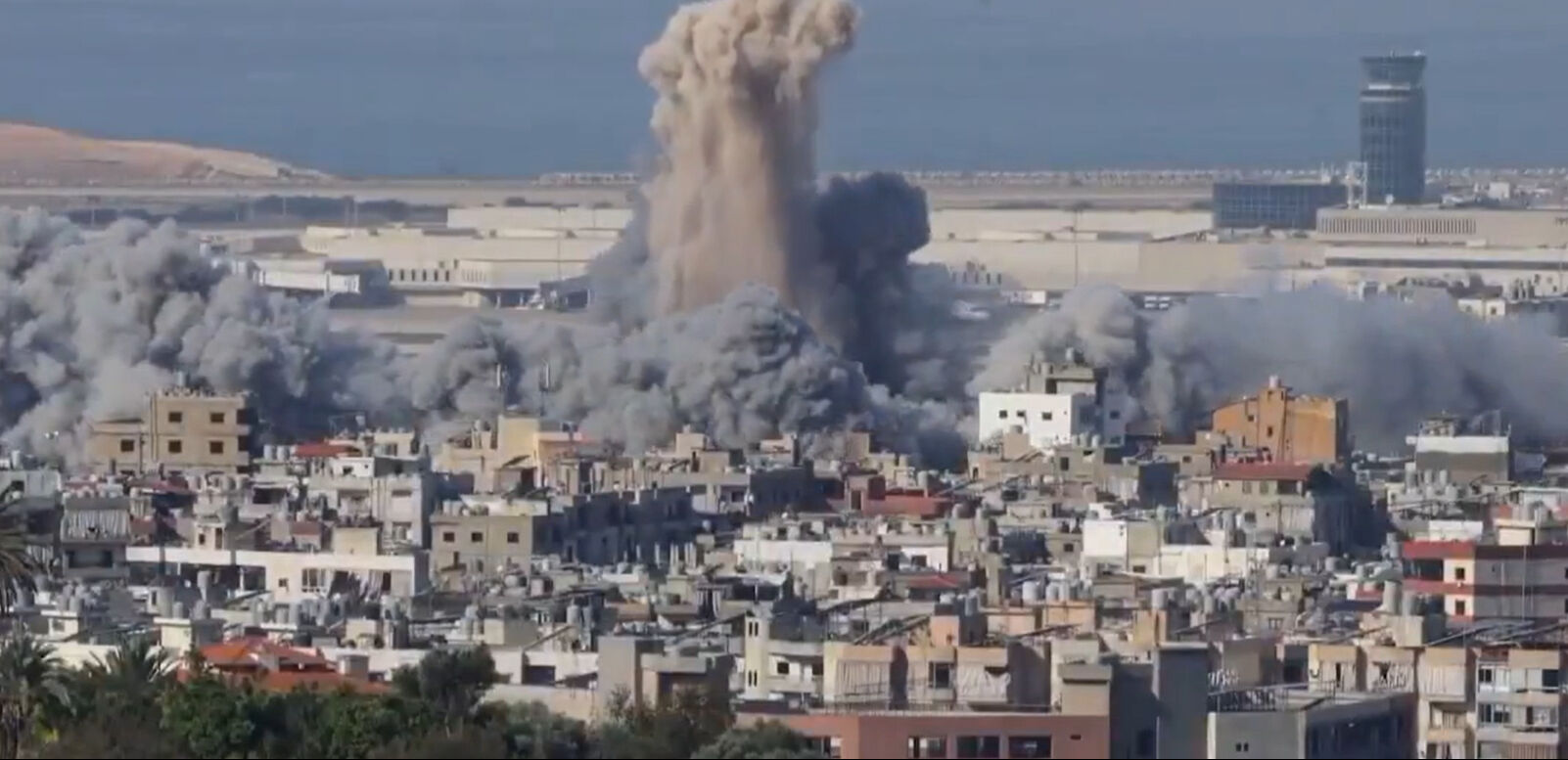 İsrail, Dahiye'de yolcu uçağı kalkış yaparken havalimanı yakınını bombaladı - 3. Resim