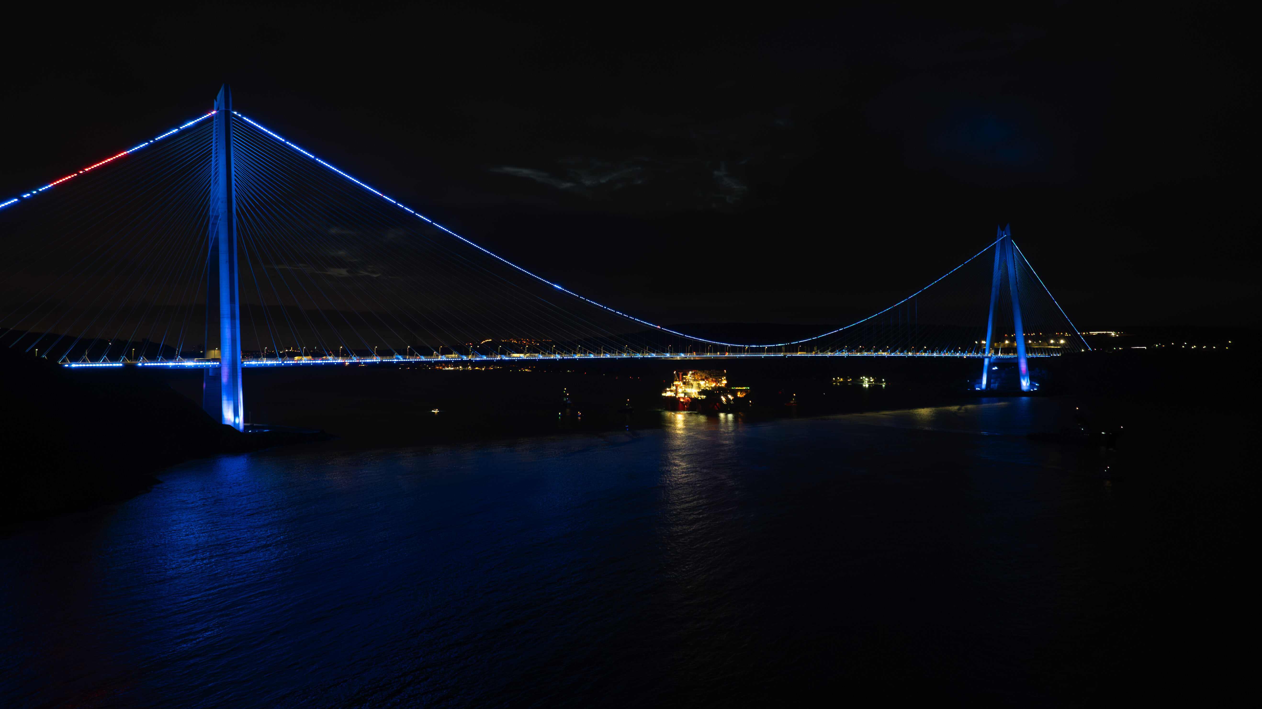 İstanbul Boğazı, yeniden gemi trafiğine açıldı İstanbul Boğazı, yeniden gemi trafiğine açıldı - 1. Resim
