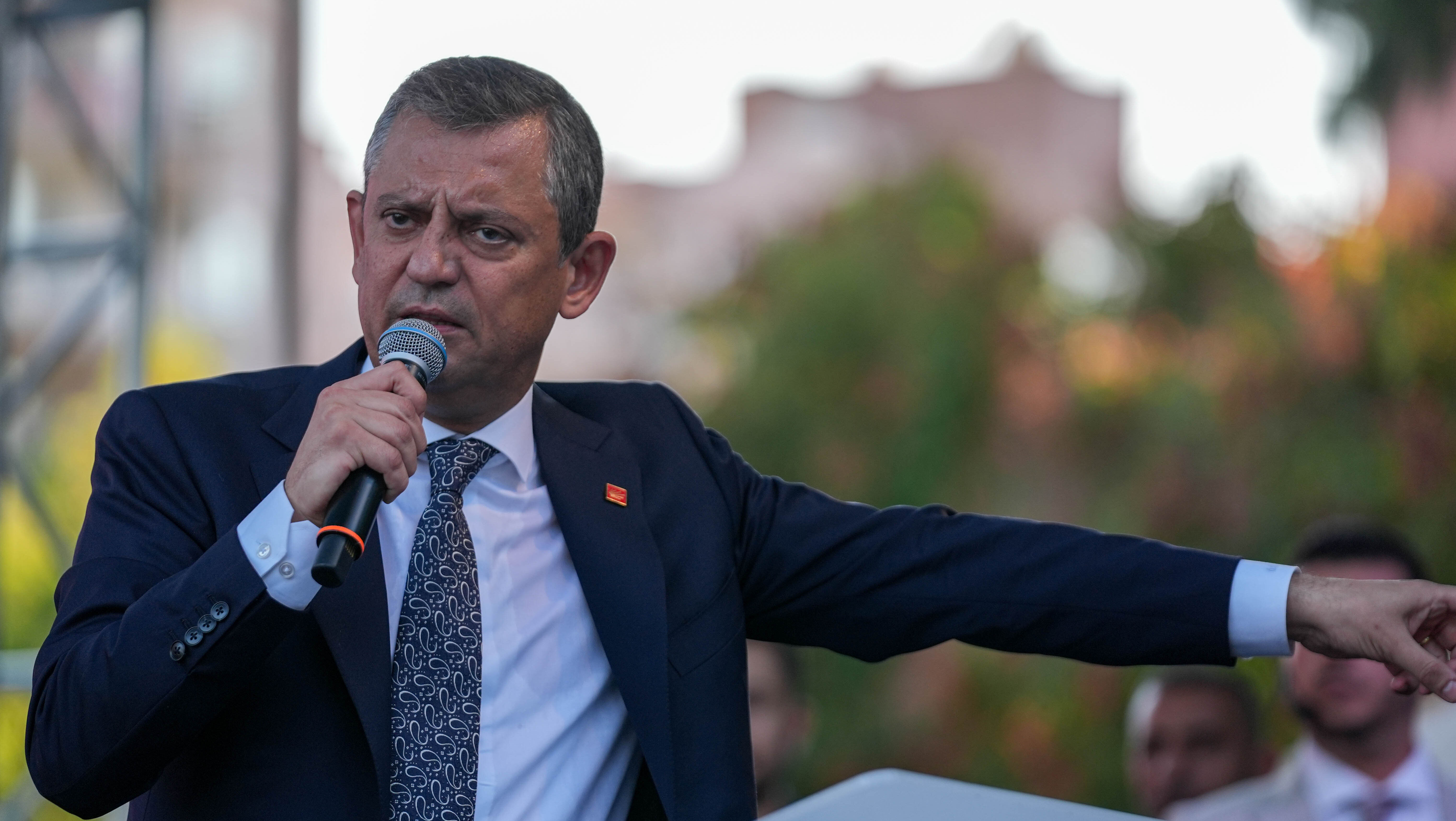 Özgür Özel'den CHP'li belediyeler hakkındaki soruşturmaya tepki: Bizi itibarsızlaştırmaya çalışıyorlar - 1. Resim