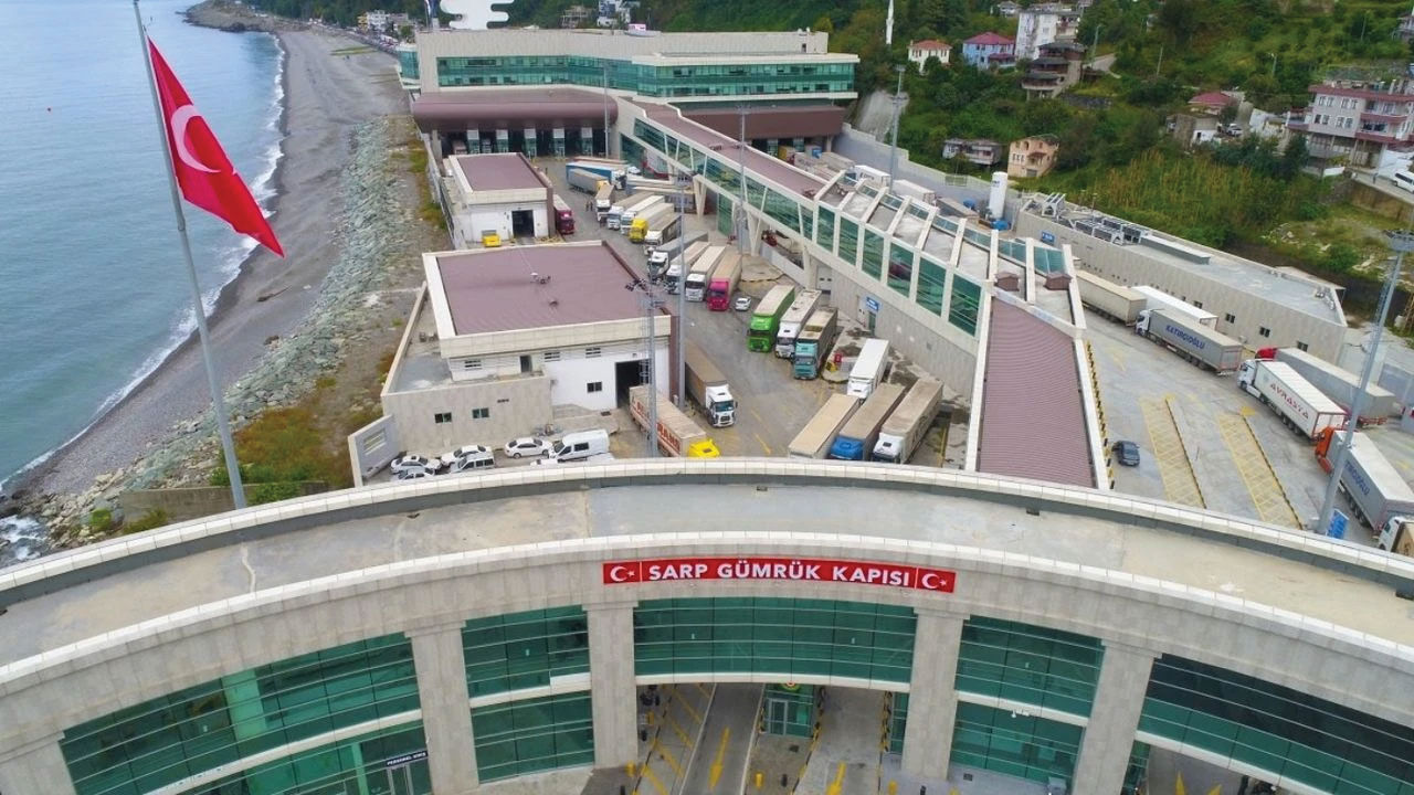 Sarp Sınır Kapısı'nda TIR rekoru! Akın akın geçtiler Sarp Sınır Kapısı'nda TIR rekoru! Akın akın geçtiler - 2. Resim